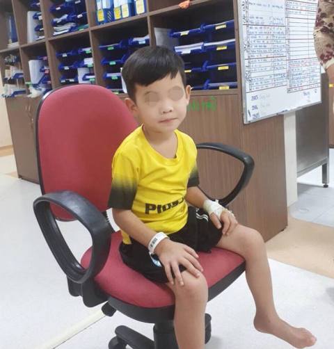 Bé trai bị táo bón 5 năm, bụng phình to như mang thai ảnh 1