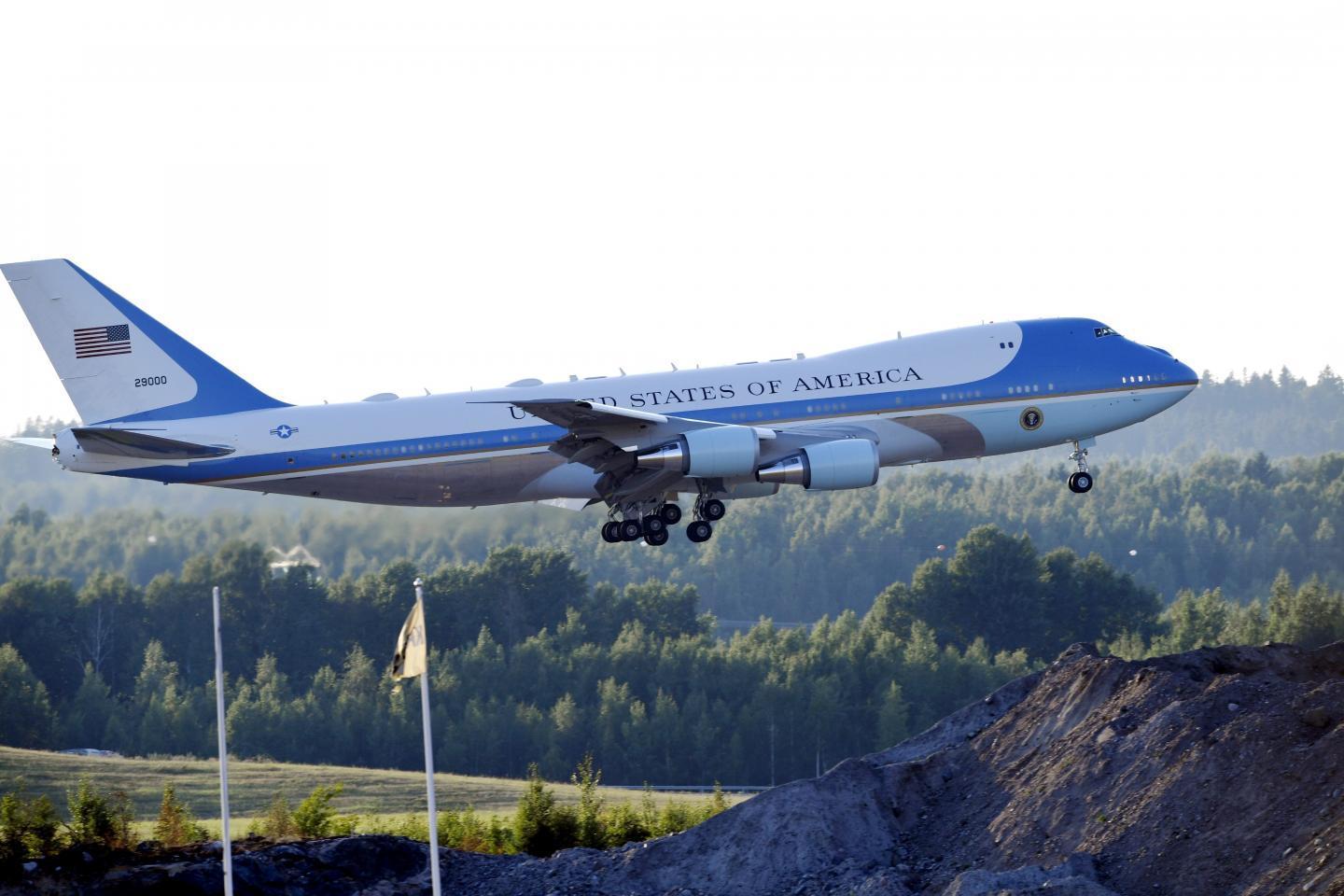 Muốn phá cách, Tổng thống Trump sơn lại chuyên cơ Không lực Một giống màu cờ Nga ảnh 1