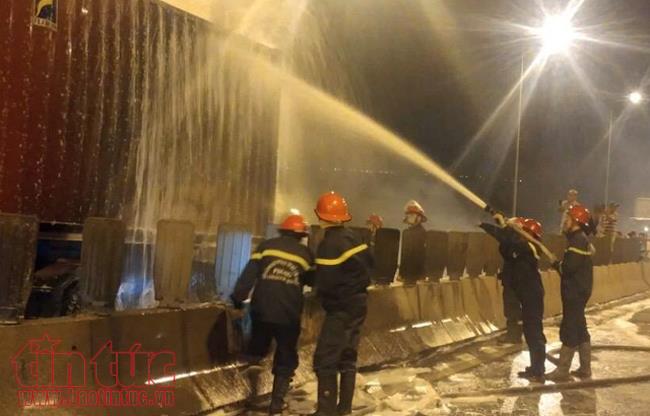 Đâm vào xe đầu kéo, xe khách bốc cháy trên đường cao tốc khiến 2 người chết ảnh 1