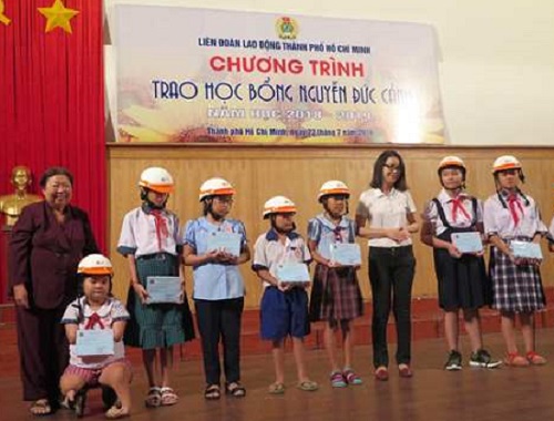 Hơn 140 suất học bổng dành cho con em công nhân vượt khó ảnh 1