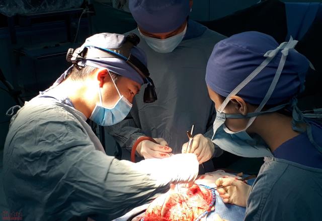 Phẫu thuật thành công cho 2 bệnh nhi bị dính khớp sọ kèm não úng thủy ảnh 2