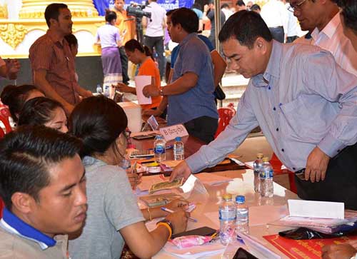 Gia Lai hỗ trợ 400 triệu đồng cho người dân tỉnh Attapeu (Lào) bị lũ lụt do vỡ đập ảnh 1
