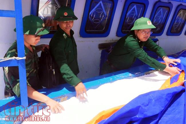 Bắt giữ sà lan chở gần 500 tấn phân bón không rõ nguồn gốc ảnh 1