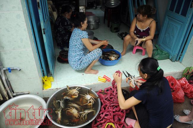 Cua 'dì Ba' giá gần 1 triệu đồng/kg vẫn bán đắt như 'tôm tươi' ảnh 1