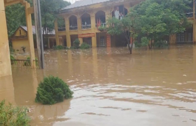 Mưa lũ khiến nhiều trường học không thể khai giảng vào ngày 5/9 ảnh 1