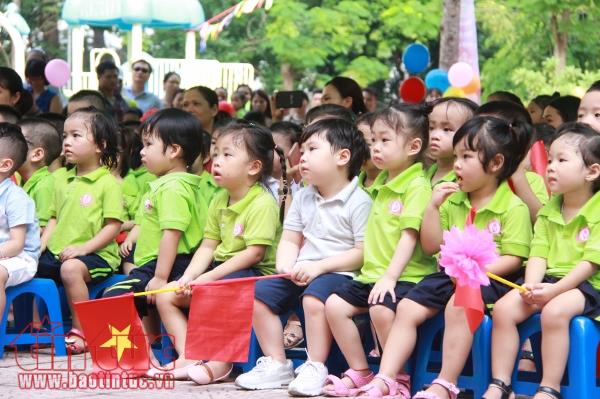 Bé mầm non lã chã nước mắt ngày đầu tiên khai giảng ảnh 2