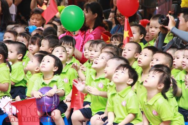Bé mầm non lã chã nước mắt ngày đầu tiên khai giảng ảnh 3