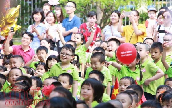 Bé mầm non lã chã nước mắt ngày đầu tiên khai giảng ảnh 8