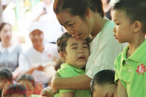 Bé mầm non lã chã nước mắt ngày đầu tiên khai giảng ảnh 9
