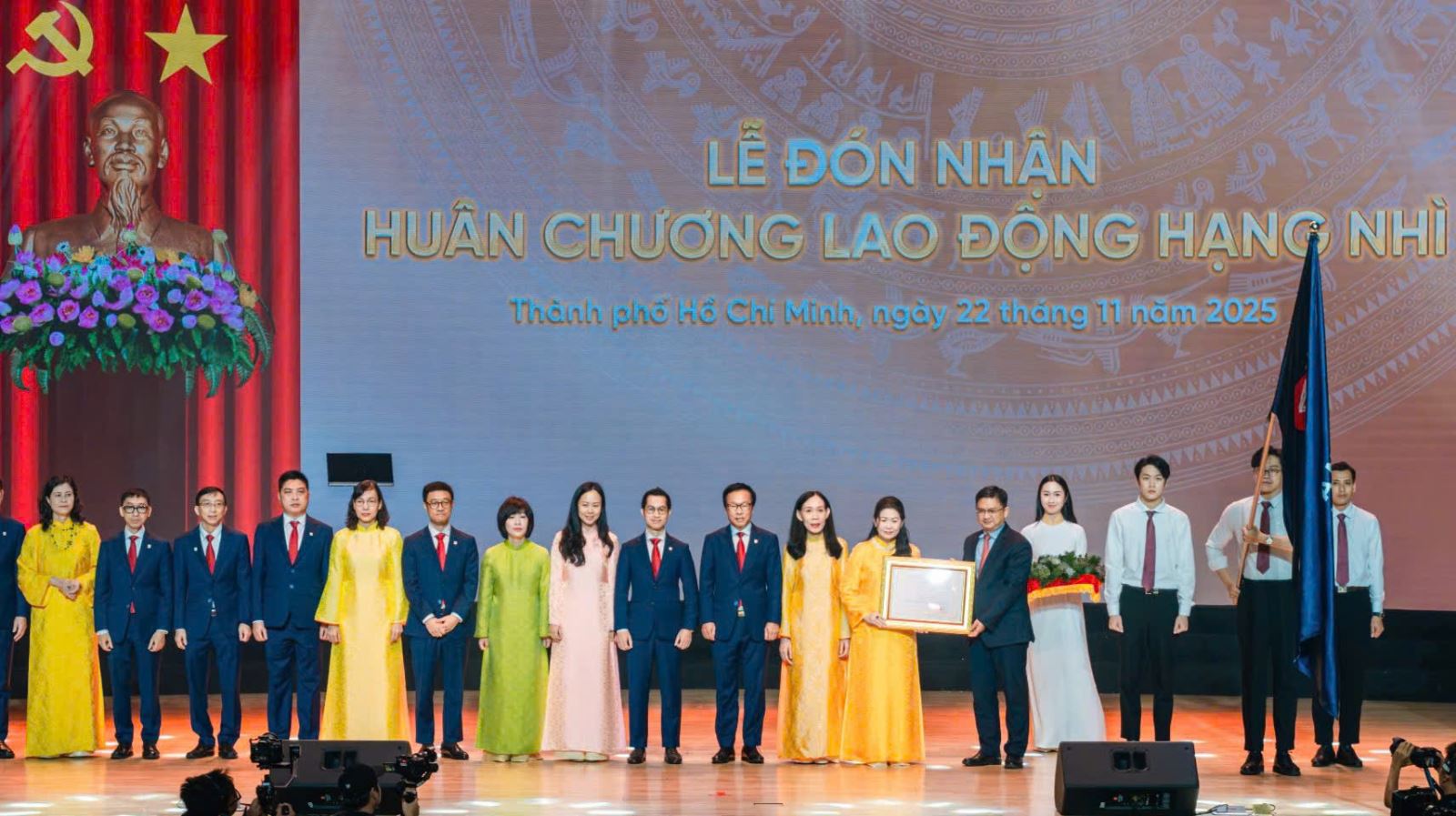 Trường Đại học Văn Lang đón nhận Huân chương Lao động hạng Nhì