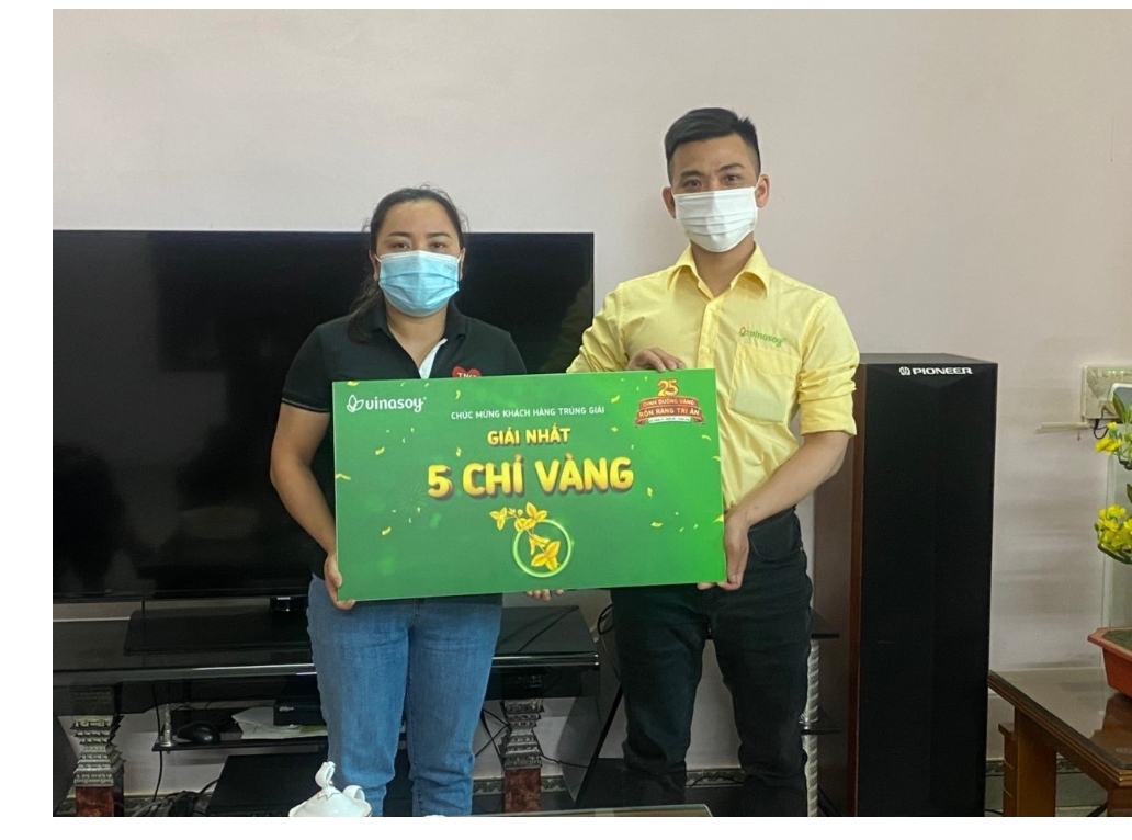 Vinasoy trao giải thưởng cho những khách hàng may mắn đầu tiên