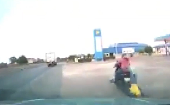 Ô tô đâm xe máy khi rẽ vào cây xăng