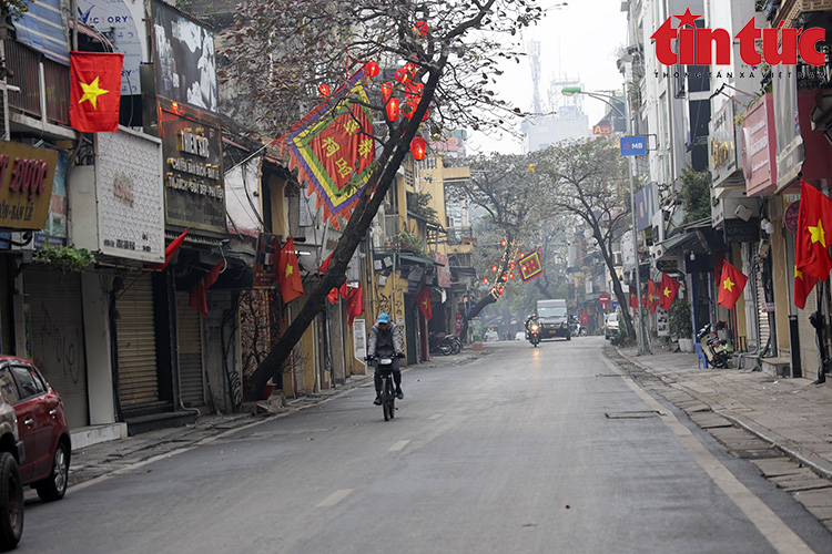 Hà Nội thanh bình, sâu lắng ngày mùng 1 Tết Quý Mão
