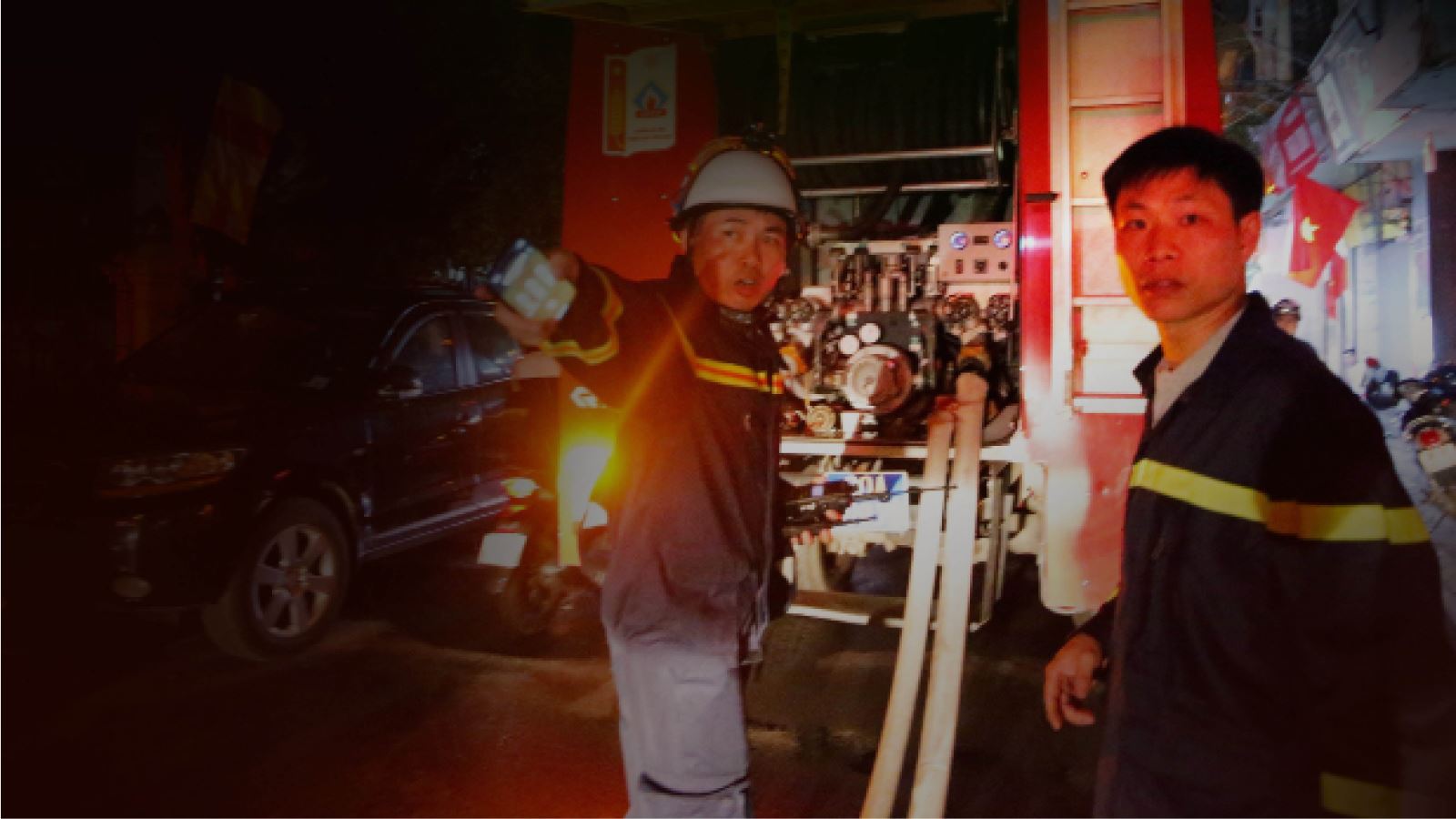 Cán bộ chiến sĩ lực lượng PCCC&amp;CHCN quận Thanh Xuân trong vụ cháy tại phố Khương Hạ (quận Thanh Xuân, Hà Nội) ngày 12/9/2023.