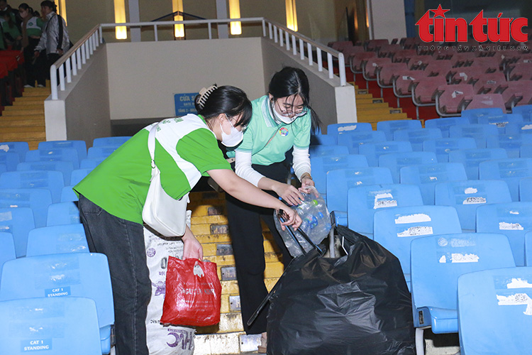 Hành động đẹp: 'Hội yêu rác' dọn sạch sân VĐV Mỹ Đình sau trận đấu với đội tuyển Iraq