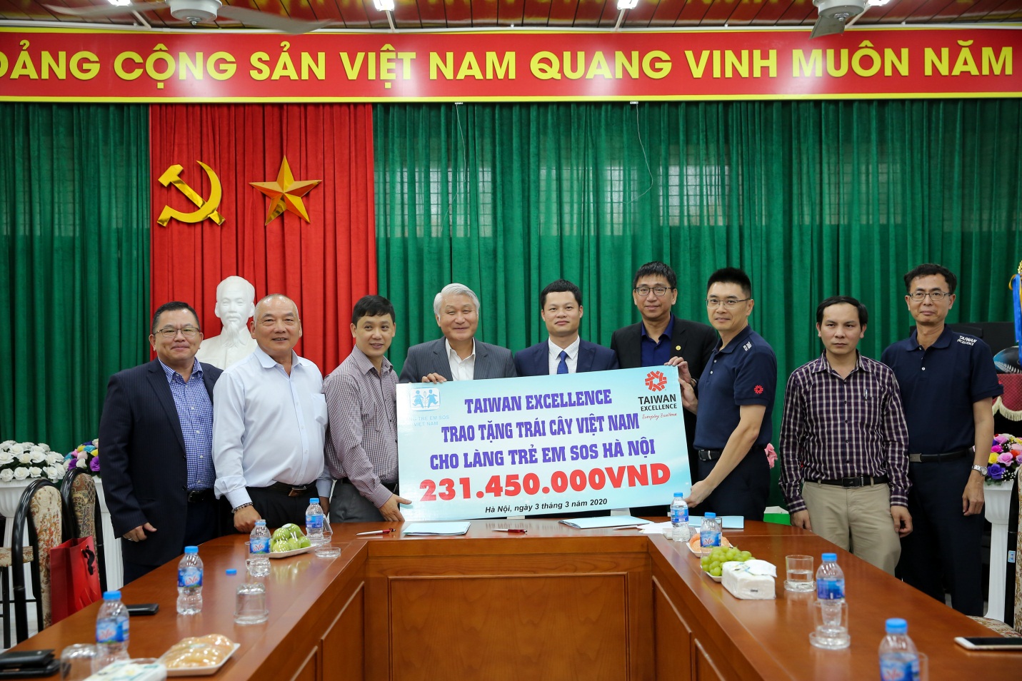 Trao tặng hoa quả cứu trợ nông dân cho Làng trẻ em SOS Hà Nội