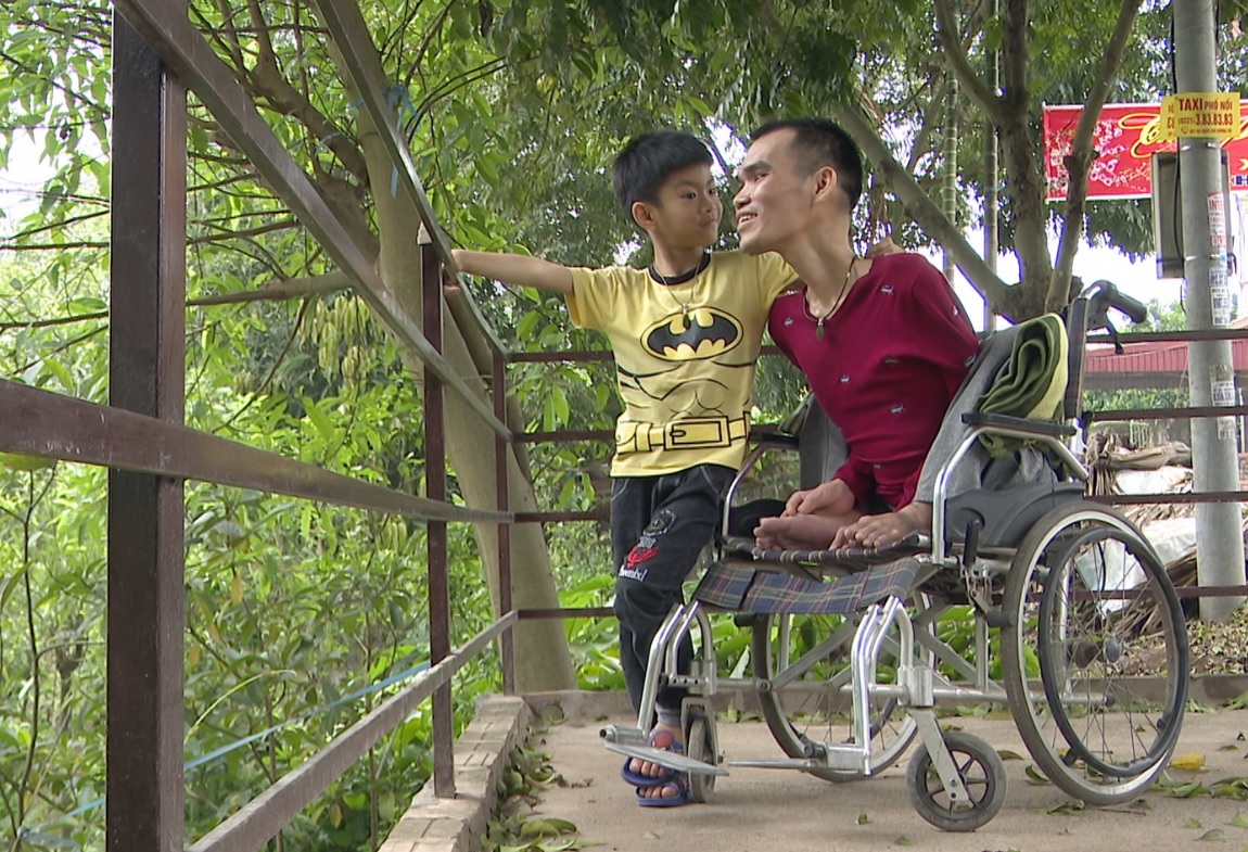 Nghị lực phi thường của chàng trai bị liệt tứ chi