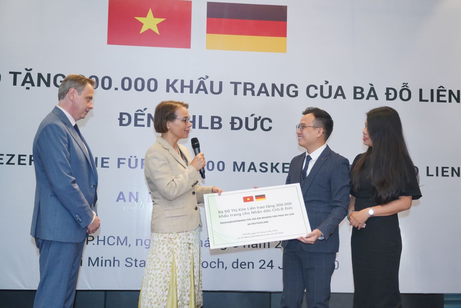 Trao tặng 300.000 khẩu trang tới nhân dân Cộng hòa liên bang Đức