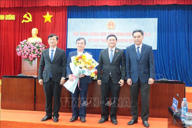 Phê chuẩn kết quả bầu, miễn nhiệm chức vụ Phó Chủ tịch UBND tỉnh Bình Dương