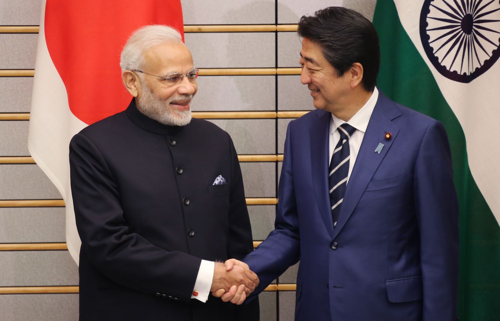 Thủ tướng Nhật Bản Shinzo Abe và người đồng cấp Ấn Độ Narendra Modi gặp gỡ vào tháng 10/2018. Ảnh: AFP