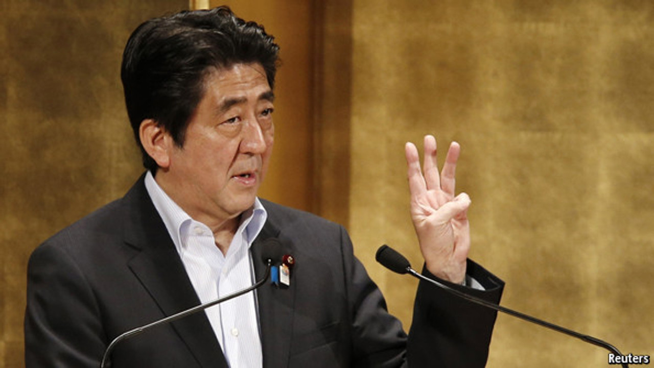 Abenomics - cách tiếp cận 3 “mũi tên” của Thủ tướng Abe – kết hợp mở rộng tài chính, nới lỏng tiền tệ và cải cách cơ cấu. Ảnh: Reuters