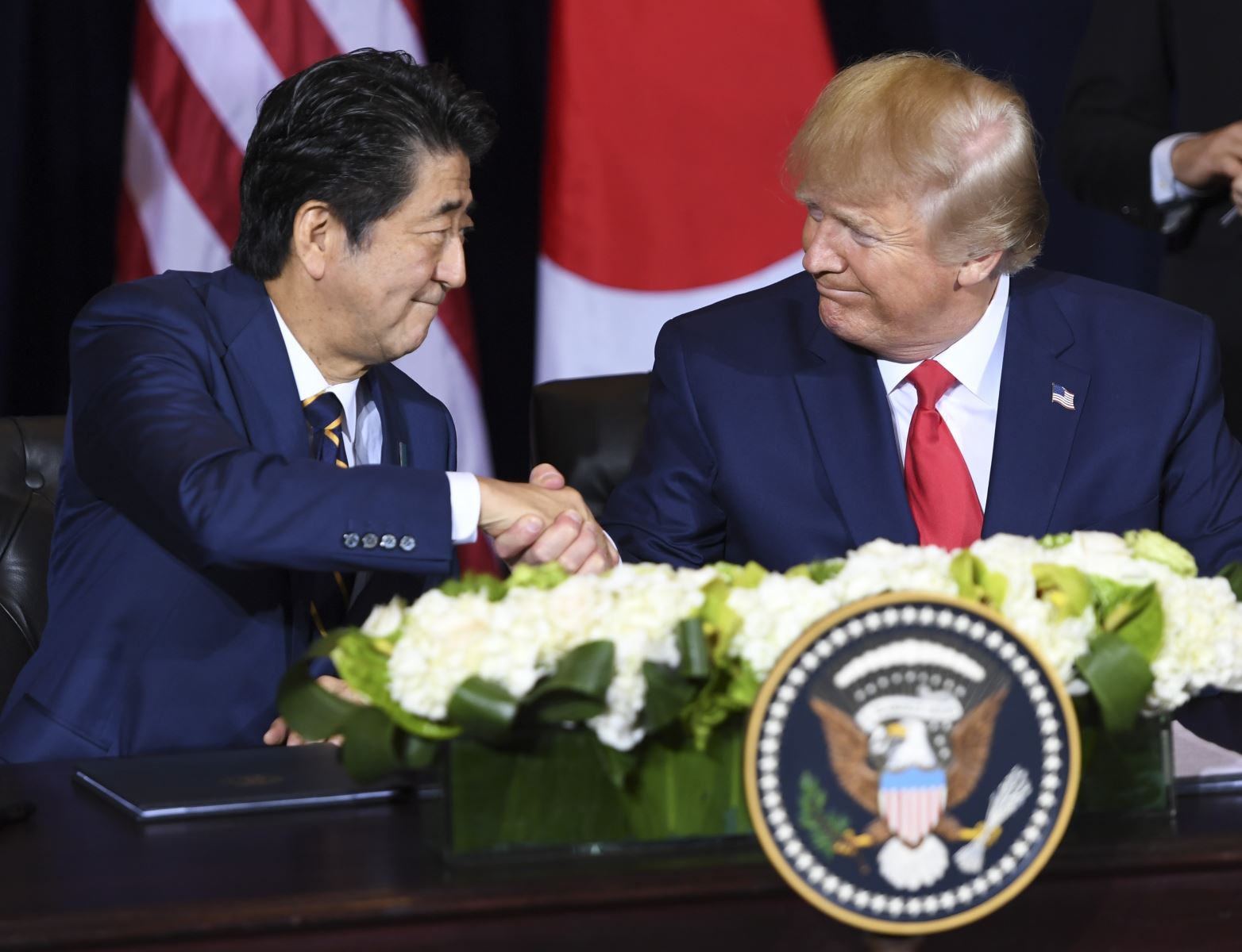 Thủ tướng Nhật Bản Shinzo Abe và Tổng thống Mỹ Donald Trump (phải) tại cuộc gặp ở New York, Mỹ, ngày 25/9/2019. Ảnh: AFP/TTXVN