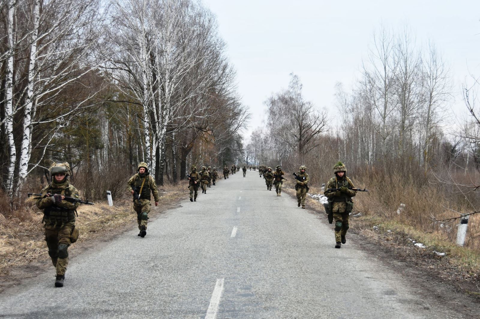 Binh sĩ Ukraine tham gia một cuộc tập trận tại một địa điểm không xác định ở Ukraine. Ảnh: AFP/TTXVN