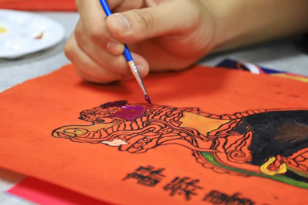 Con rồng hiện lên qua những nét vẽ, nét thêu tinh xảo.