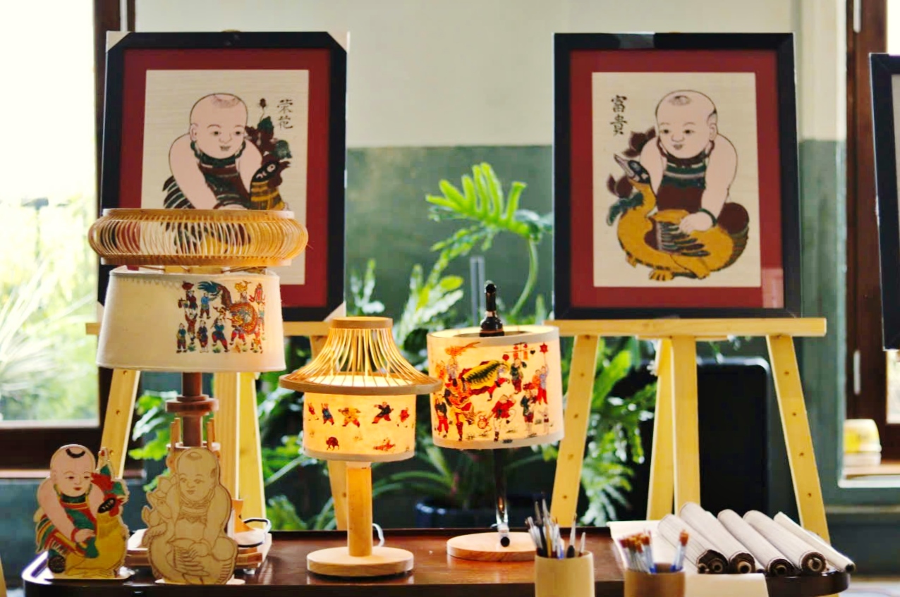 Hình ảnh “Rước rồng” trong tranh dân gian Hàng Trống được ứng dụng vào sản phẩm trang trí nội thất.