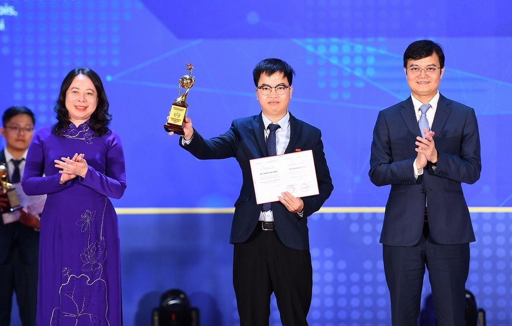 Phó Chủ tịch nước Võ Thị Ánh Xuân, Bí thư thứ Nhất Trung ương Đoàn Bùi Quang Huy trao Giải thưởng Khoa học công nghệ Quả cầu Vàng năm 2023 cho các cá nhân.