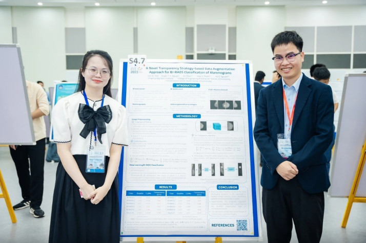 TS Phạm Huy Hiệu và sinh viên tham gia trình bày nghiên cứu tại Hội nghị IEEE Statistical Signal Processing tổ chức ở Trường đại học VinUni.