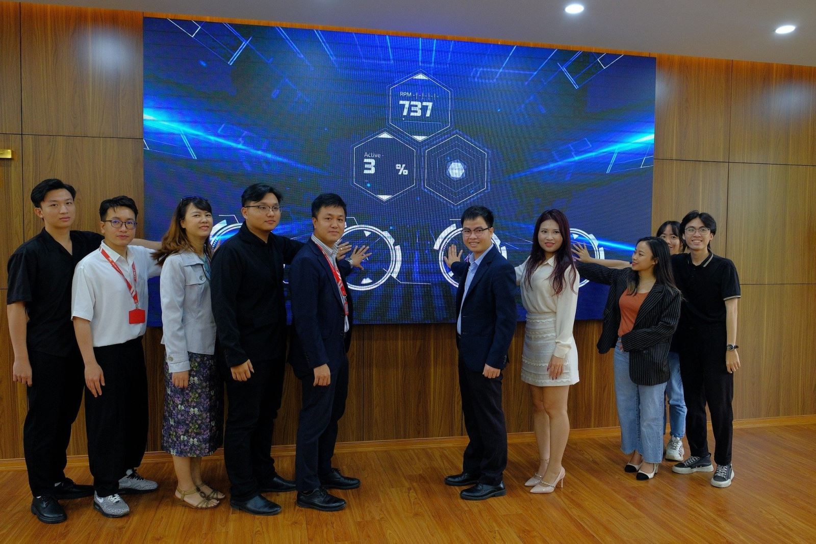 TS. Phạm Huy Hiệu Đại diện đơn vị tổ chức bấm nút khởi động cuộc thi GDSC Hackathon Việt Nam 2024.