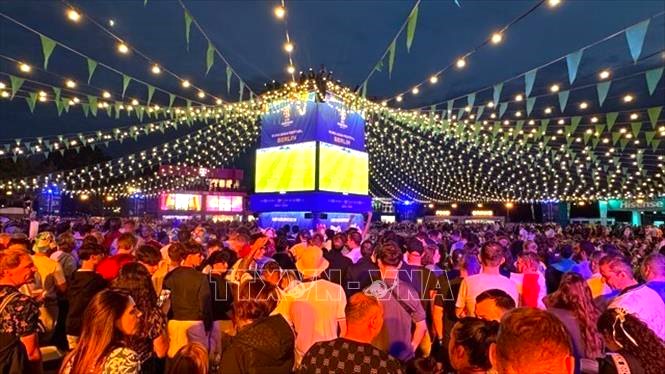 Các fanzine chật cứng cổ động viên.