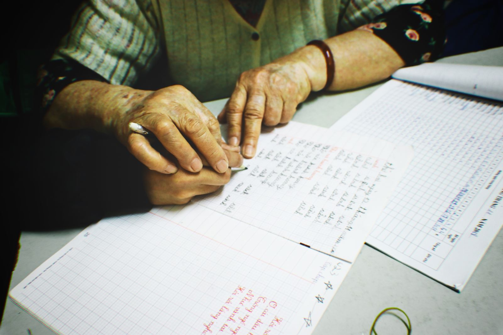 Những nét chữ nghệch ngoạc mà thấm bao công sức của cả cô trò.