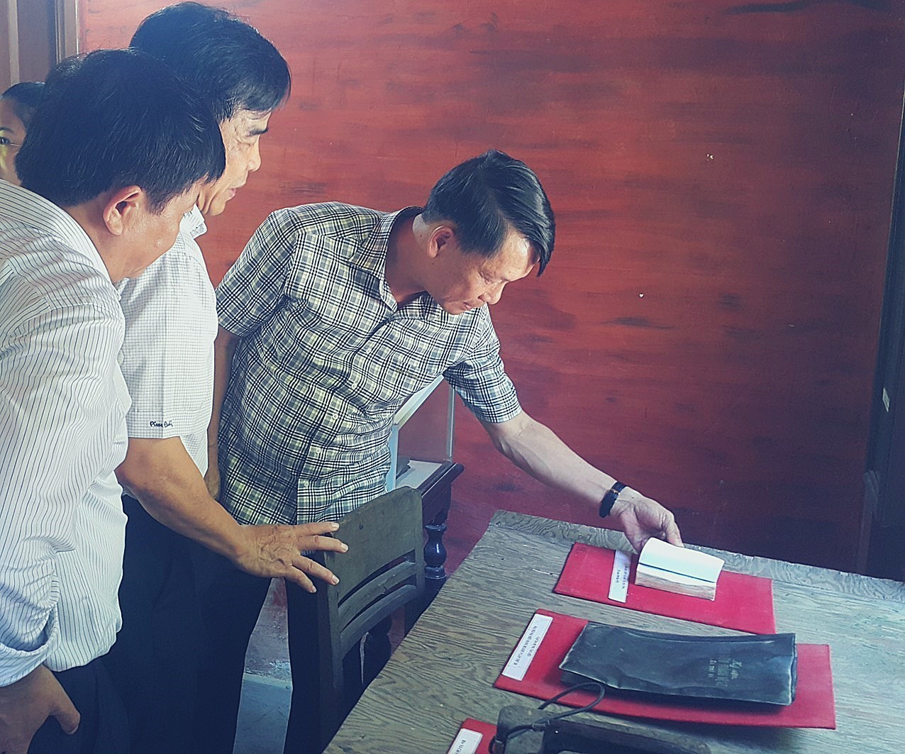 Lãnh đạo TTXVN bên những kỷ vật đã từng gắn với những "chiến sĩ TTXGP". Ảnh: TTXVN
