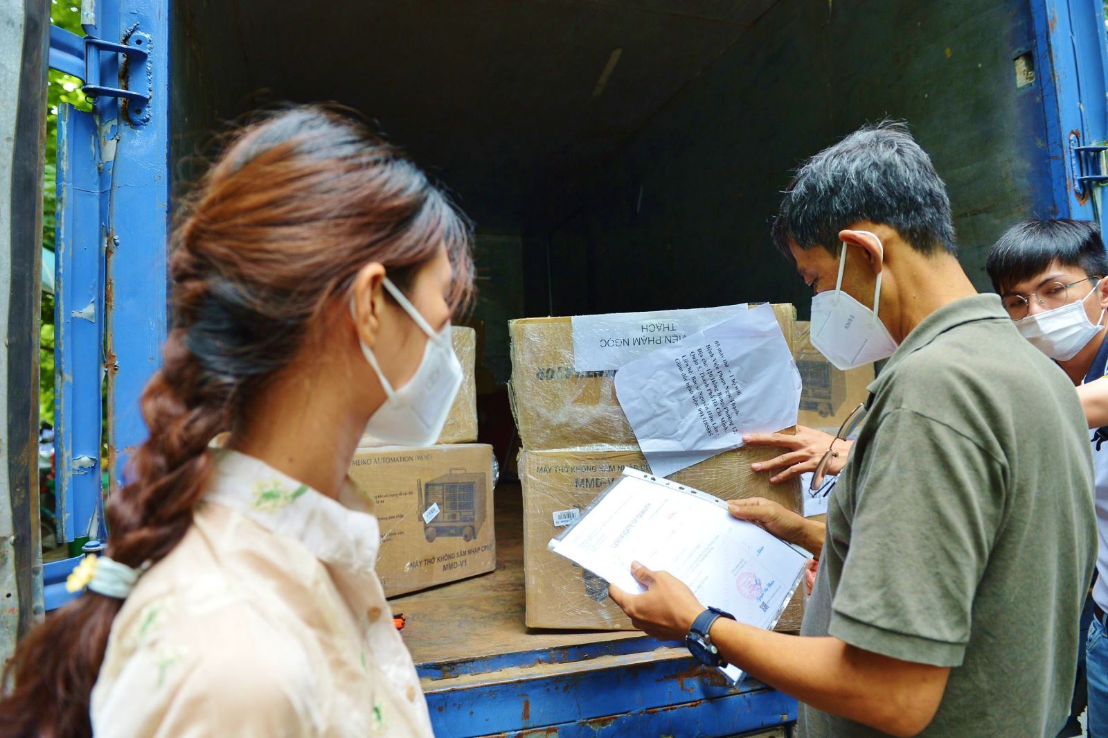 Máy thở được Quỹ Hạt vừng chuyển cấp tốc đến bệnh viện trong TP Hồ Chí Minh.