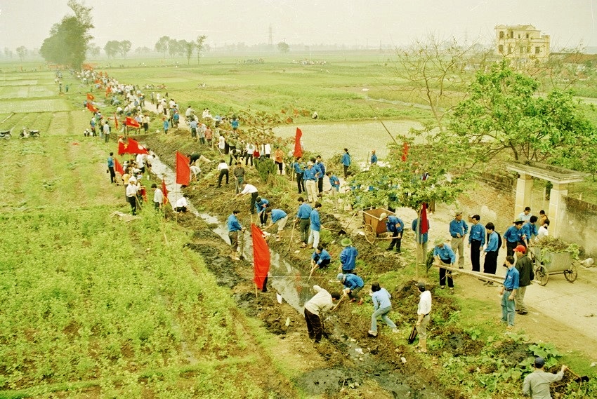 Hơn 1.500 đoàn viên thanh niên tham gia nạo vét bùn đất, thu gom rác thải, cỏ dại, giữ gìn vệ sinh môi trường trong "Ngày chủ nhật tình nguyện".