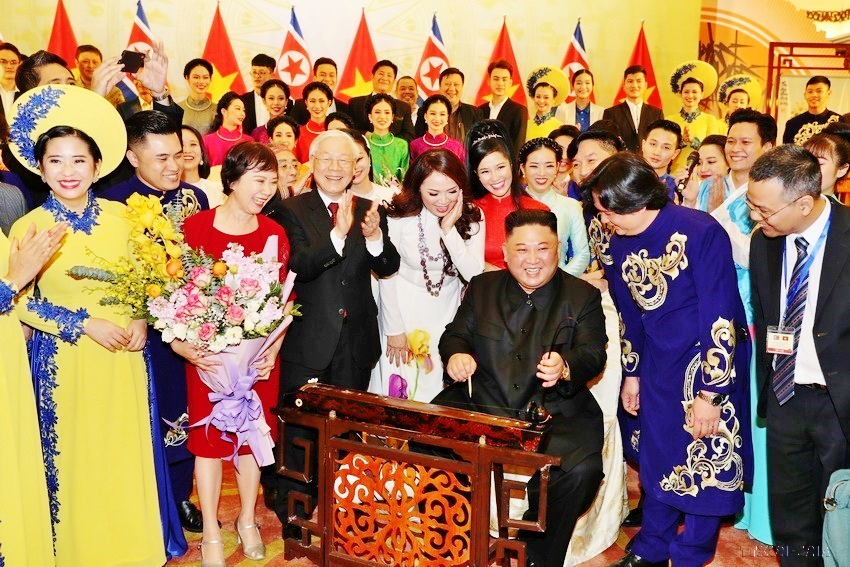 Đàn bầu được nhiều bạn bè quốc tế yêu thích. Chủ tịch Triều Tiên Kim Jong-un đã từng chơi thử nhạc cụ này trong chuyến thăm hữu nghị chính thức Việt Nam, tháng 3/2019.