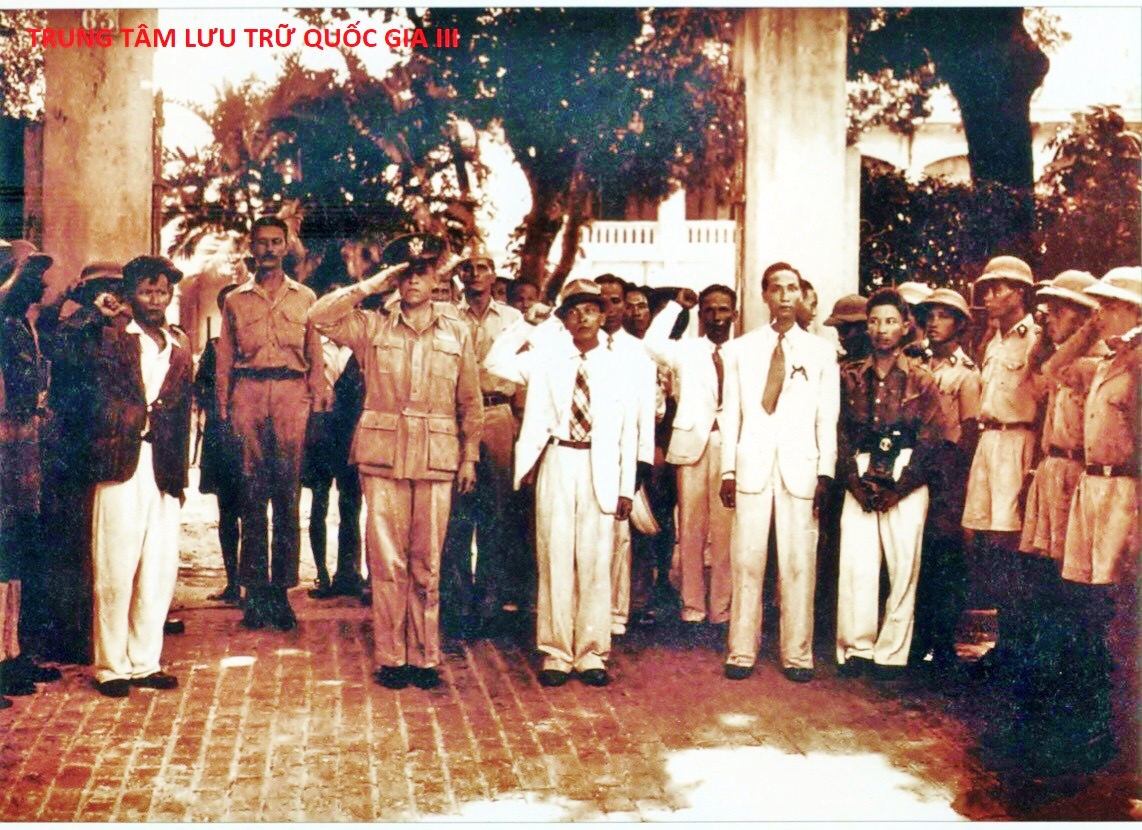 Ủy viên Ủy ban Dân tộc giải phóng Việt Nam Võ Nguyên Giáp và Trưởng phái đoàn Mỹ, Thiếu tá Archimedes L.A. Patti trong buổi Lễ chào cờ mang tính chất quốc tế đầu tiên tại Hà Nội, tháng 8/1945.
