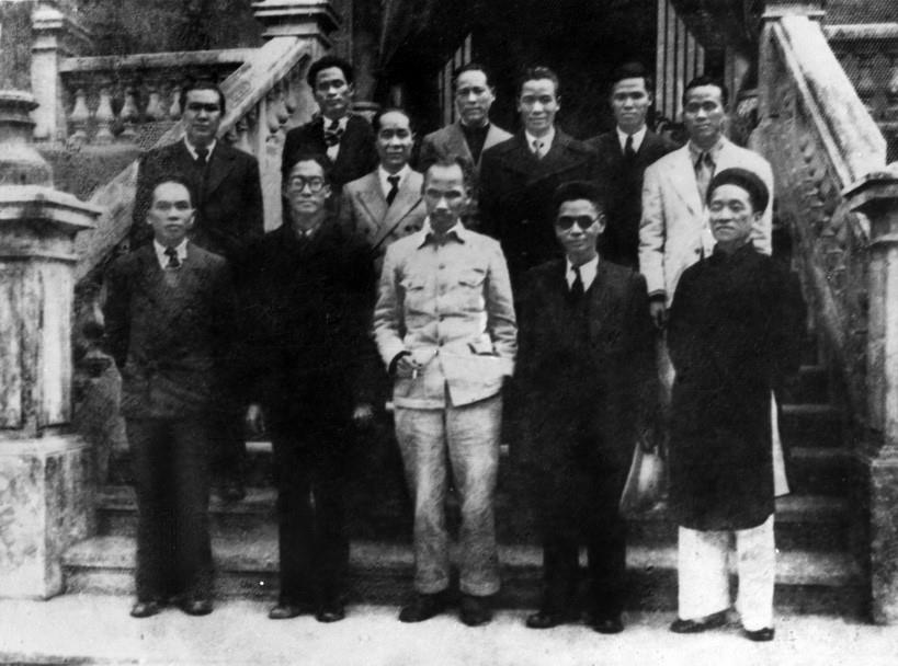 Chủ tịch Hồ Chí Minh và các thành viên Hội đồng Chính phủ lâm thời nước Việt Nam Dân chủ Cộng hoà ra mắt sau phiên họp đầu tiên, sáng 3/9/1945. Tại phiên họp này, Chủ tịch Hồ Chí Minh đã đặt vấn đề về sự cần thiết phải có một bản Hiến pháp dân chủ cho nước Việt Nam.