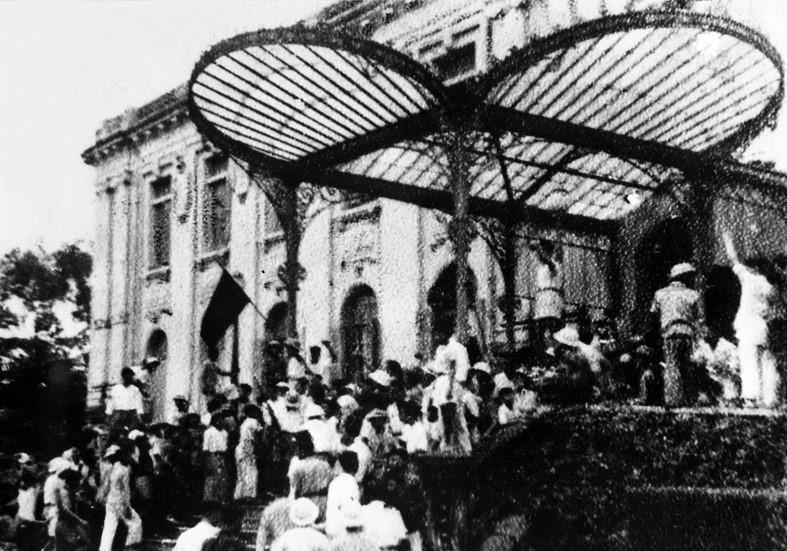 Quần chúng cách mạng và tự vệ chiếm Phủ Khâm sai (Bắc Bộ phủ), ngày 19/8/1945. Cách mạng tháng Tám thành công tại Hà Nội.