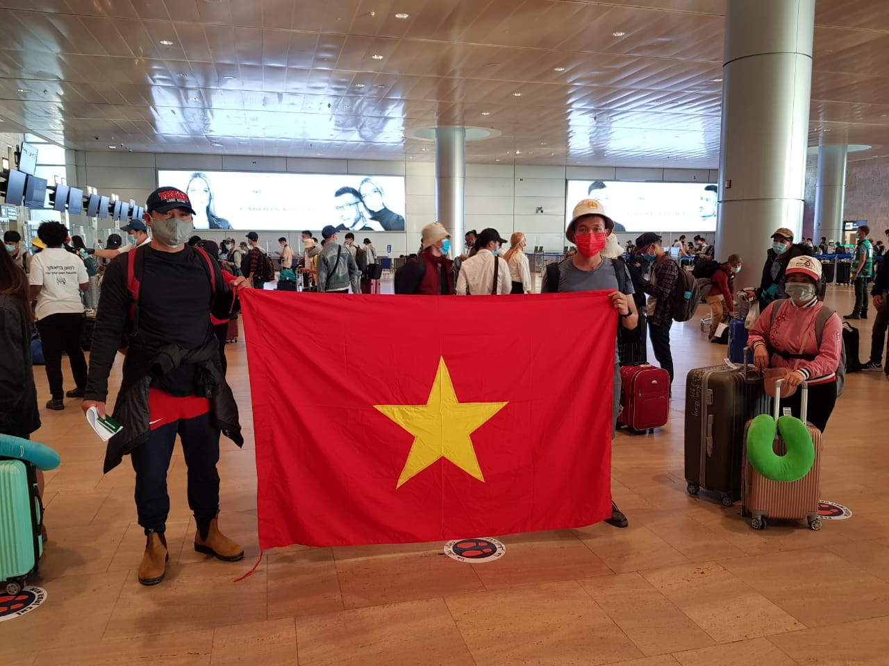 “Nguyện vọng của các em là chính đáng, không ai có quyền ngăn cản. Sứ quán sẽ làm hết sức để xúc tiến tổ chức chuyến bay” - Đại sứ Đỗ Minh Hùng khẳng định.