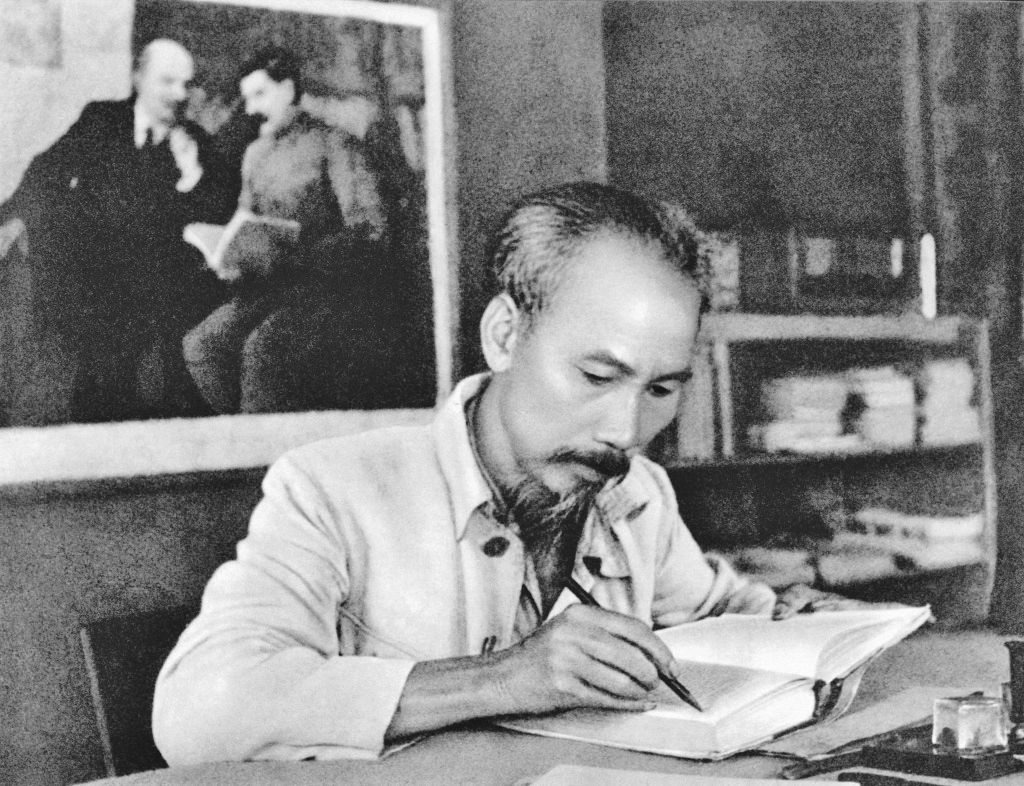 Trong căn phòng ở tầng 2 ngôi nhà 48 Hàng Ngang, Chủ tịch Hồ Chí Minh đã viết bản Tuyên ngôn Độc lập.