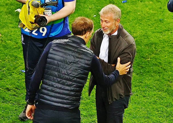 Tuchel và ông chủ của Chelsea Roman Abramovich gặp mặt lần đầu tiên sau khi tiếng còi kết thúc trận chung kết Champions League.