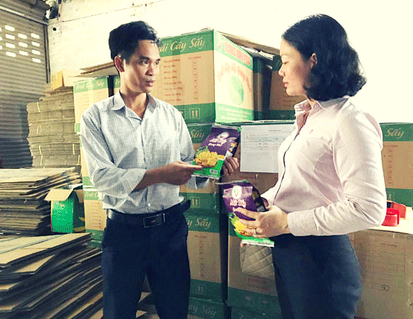 Giám đốc Công ty TNHH Quang Minh Phước đang giới thiệu sản phẩm của Công ty.