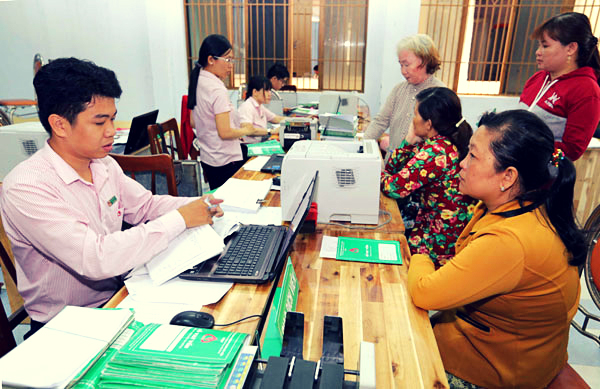 Người nghèo ở các xã nghèo của tỉnh Ninh Thuận nhận vốn vay ưu đãi thuận lợi ngay tại Điểm giao dịch xã.