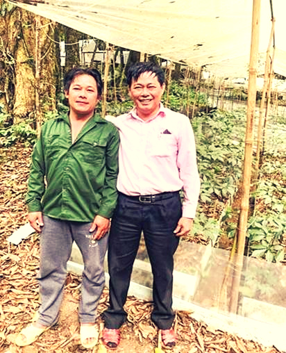 Người đảng viên gương mẫu, kiêm Tổ trưởng Tổ tiết kiệm và vay vốn Nguyễn Văn Lượng (bên trái) trong một lần gặp cán bộ NHCSXH tỉnh Quảng Nam tâm sự về vượt khó vươn lên làm giàu từ nguồn vốn chính sách.