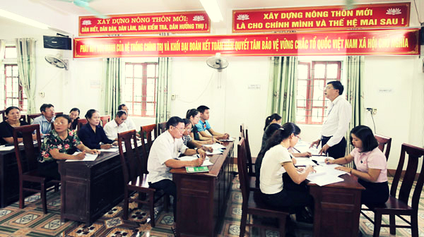 Đồng chí Đoàn Ngọc Hương (người đứng), Bí thư Đảng ủy xã, Chủ tịch UBND xã Đức Thịnh, huyện Đức Thọ, Hà Tĩnh tham dự buổi họp giao ban với các tổ chức chính trị - xã hội của xã và NHCSXH để nắm bắt kịp thời những tâm tư, nguyên vọng của bà con nhân dân trong việc vay vốn sản xuất, kinh doanh.