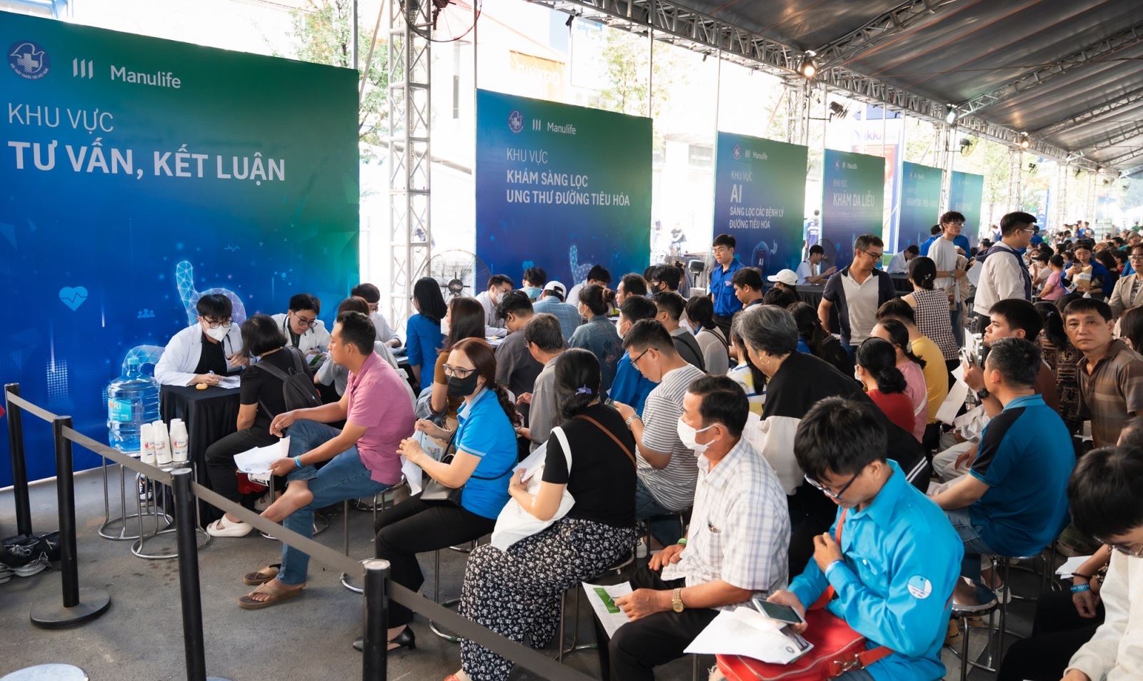 Hơn 3.000 người dân TP.HCM nhận 'quà' Giáng sinh sức khỏe từ Manulife