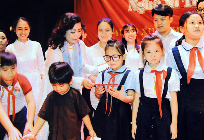 Nghệ sĩ Kim Cương trao học bổng cho các con em nghệ sĩ.